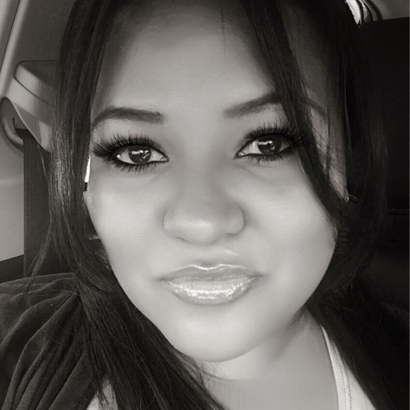 Meet your Posher, Claudia - Picture 1 of 1